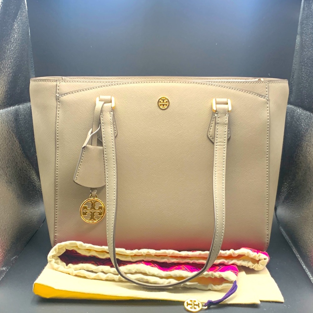 Tory Burch Beige Tote Bag
With cover bag